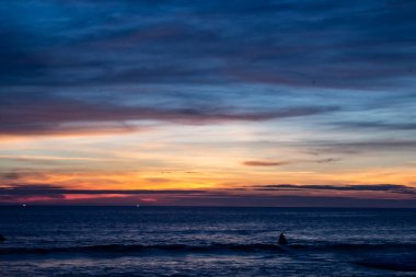 Okyanusun üzerindeki Karon Sahilinde Mavi Gölgeli Gün Batımı
