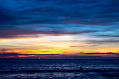 Okyanusun üzerindeki Karon Sahilinde Mavi Gölgeli Gün Batımı
