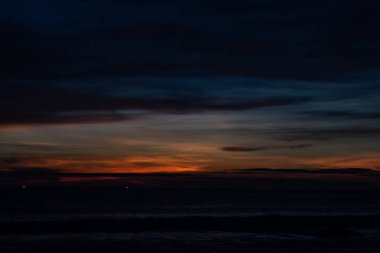 Okyanusun üzerindeki Karon Sahilinde Mavi Gölgeli Gün Batımı