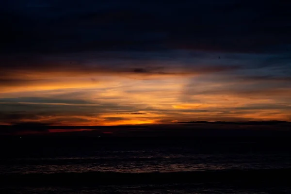 Après le coucher du soleil derrière l'horizon à Karon Beach . — Photo