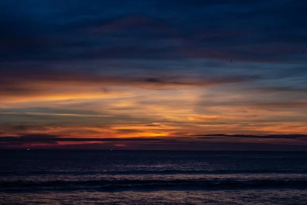 Depois que o sol se põe atrás do horizonte na praia de Karon . — Fotografia de Stock