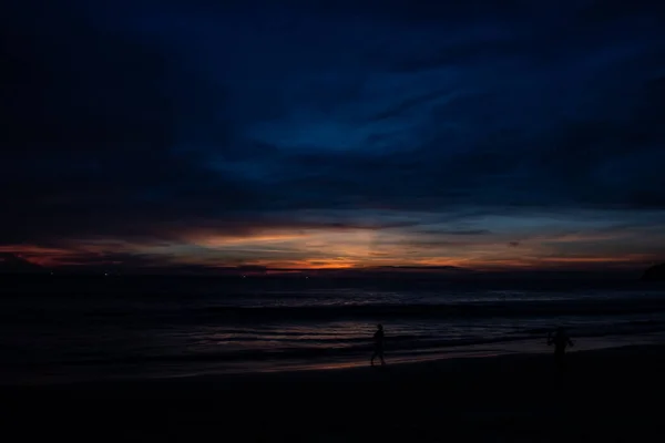 Niebieski zacieniony zachód słońca na plaży Karon nad oceanem — Zdjęcie stockowe
