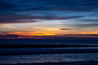 Okyanusun üzerindeki Karon Sahilinde Mavi Gölgeli Gün Batımı