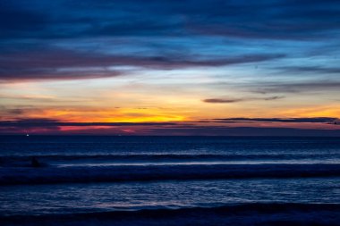 Okyanusun üzerindeki Karon Sahilinde Mavi Gölgeli Gün Batımı