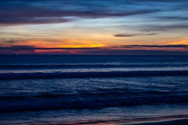 Okyanusun üzerindeki Karon Sahilinde Mavi Gölgeli Gün Batımı