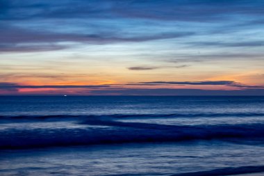 Okyanusun üzerindeki Karon Sahilinde Mavi Gölgeli Gün Batımı