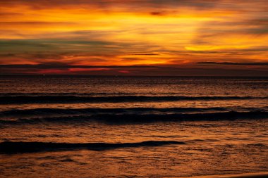 Gün batımından sonra boyalı bir gökyüzü ortaya çıktı.