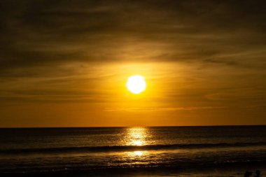 Karon Sahilinde Koyu ve Zengin Portakal Günbatımı