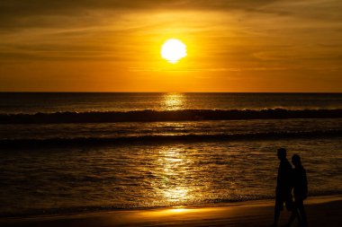 Karon Sahilinde Koyu ve Zengin Portakal Günbatımı