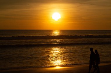 Karon Sahilinde Koyu ve Zengin Portakal Günbatımı