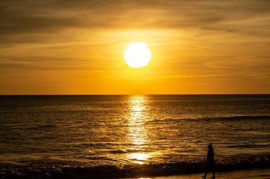 Karon Sahilinde Koyu ve Zengin Portakal Günbatımı