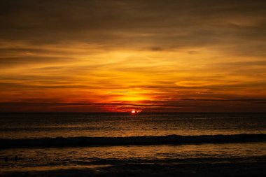 Karon Sahilinde Koyu ve Zengin Portakal Günbatımı