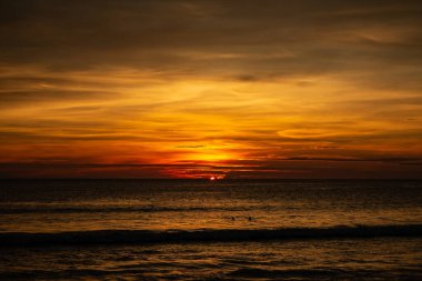 Karon Sahilinde Koyu ve Zengin Portakal Günbatımı