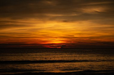 Karon Sahilinde Koyu ve Zengin Portakal Günbatımı