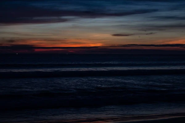 Blauer Sonnenuntergang am Strand von Karon über dem Ozean — Stockfoto