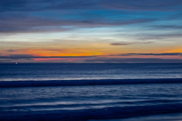 Tramonto blu ombreggiato sulla spiaggia di Karon sull'oceano — Foto Stock