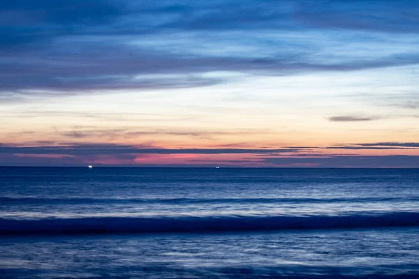Pôr-do-sol sombreado azul na praia de Karon sobre o oceano — Fotografia de Stock
