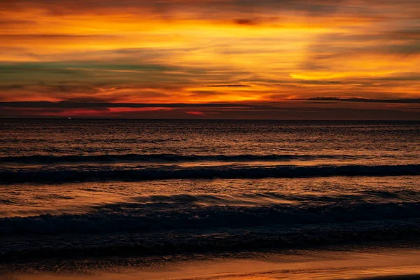 Após o pôr do sol um céu pintado revelado — Fotografia de Stock