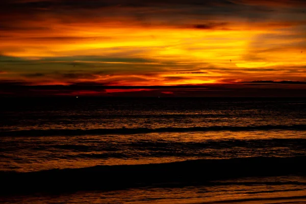 Após o pôr do sol um céu pintado revelado — Fotografia de Stock