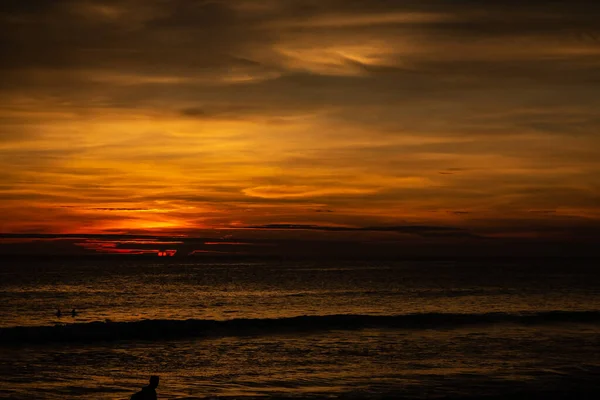 Coucher de soleil profond et riche ORange à Karon Beach — Photo