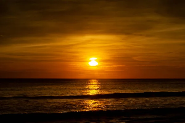Pôr do sol profundo e rico ORange em Karon Beach — Fotografia de Stock