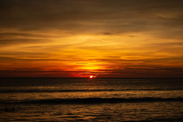 Coucher de soleil profond et riche ORange à Karon Beach — Photo