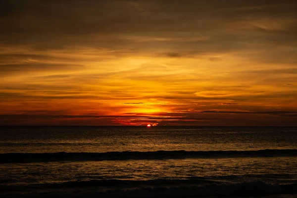 Pôr do sol profundo e rico ORange em Karon Beach — Fotografia de Stock