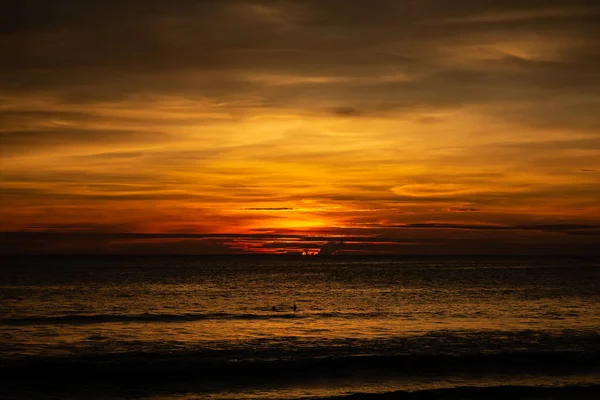 Pôr do sol profundo e rico ORange em Karon Beach — Fotografia de Stock