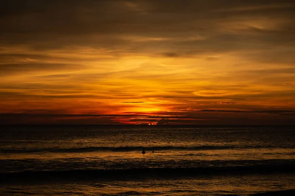 Pôr do sol profundo e rico ORange em Karon Beach — Fotografia de Stock