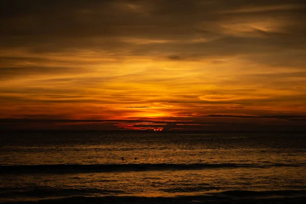 Pôr do sol profundo e rico ORange em Karon Beach — Fotografia de Stock