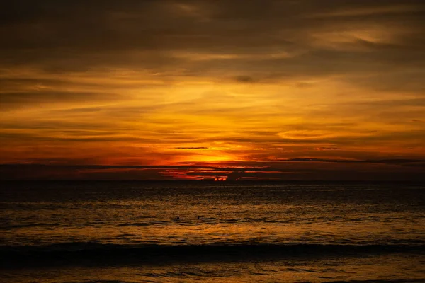 Pôr do sol profundo e rico ORange em Karon Beach — Fotografia de Stock