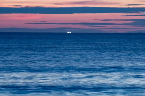 Okyanusun üzerindeki Karon Sahilinde Mavi Gölgeli Gün Batımı Stok Fotoğraf