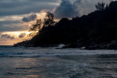 Phuket, Tayland 'daki Karon Sahili' nin kuzey noktasında parlak bir günbatımı.