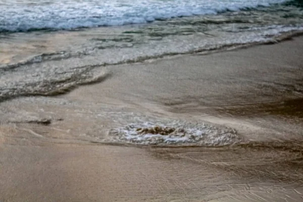 Kis Mosogató Lyuk Buborékok Fel Víz Partján Karon Beach Phuket — Stock Fotó