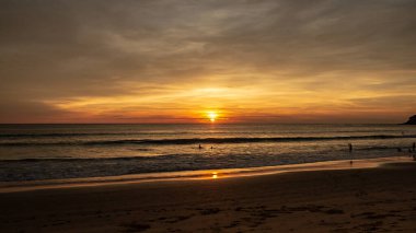 Horizon 'da Güneşli Karon Sahili Günbatımı