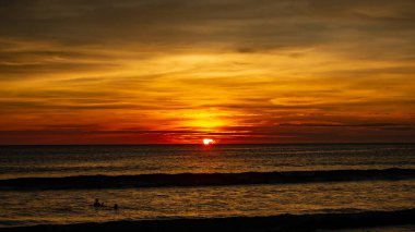 Horizon 'da Güneşli Karon Sahili Günbatımı