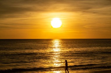 Karon Sahilinde Koyu ve Zengin Portakal Günbatımı