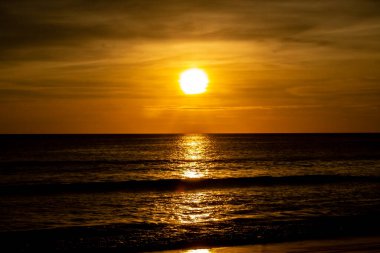 Karon Sahilinde Koyu ve Zengin Portakal Günbatımı