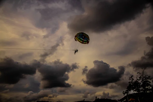 Bir Parasail Çalkantılı Gökyüzünde Uçuyor