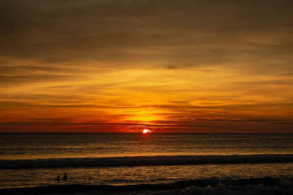 Karon Beach Coucher de soleil avec soleil à Horizon — Photo