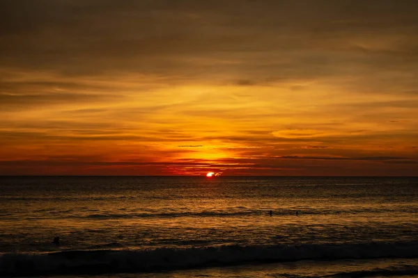 Karon Beach Coucher de soleil avec soleil à Horizon — Photo