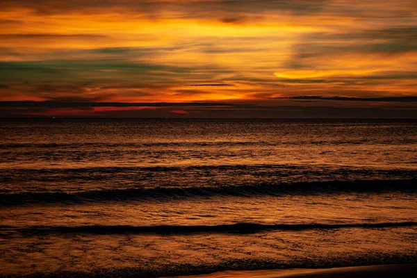 Após o pôr do sol um céu pintado revelado — Fotografia de Stock