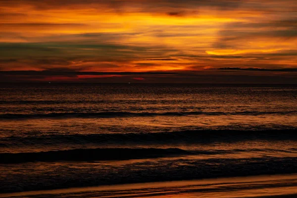 Após o pôr do sol um céu pintado revelado — Fotografia de Stock