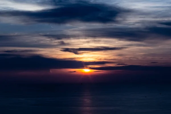 Phuket Tayland 'daki Karon bakış açısından okyanusun üzerinde güzel bir gün batımı..