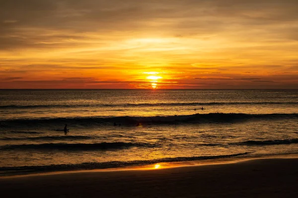 Karon Beach Sunset med sol vid Horizon Stockbild