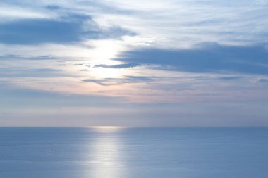 Karon bakış açısından gün batımına benzeyen bir gün batımı, Phuket Tayland