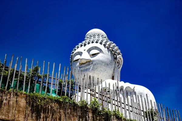 Big Buddha Monument and Grounds par Yaman Mutart — Photo