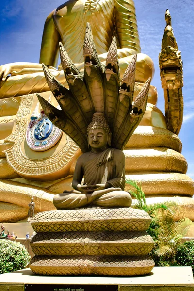 Estátua de Buda sentado no Rei Naga — Fotografia de Stock