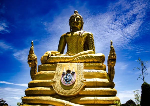 Buda dourado no topo do Rei Naga — Fotografia de Stock