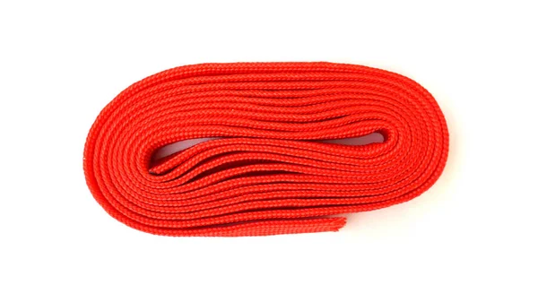 白い背景に赤いロープ コイルに折り畳まれた赤い色の布ロープ — ストック写真